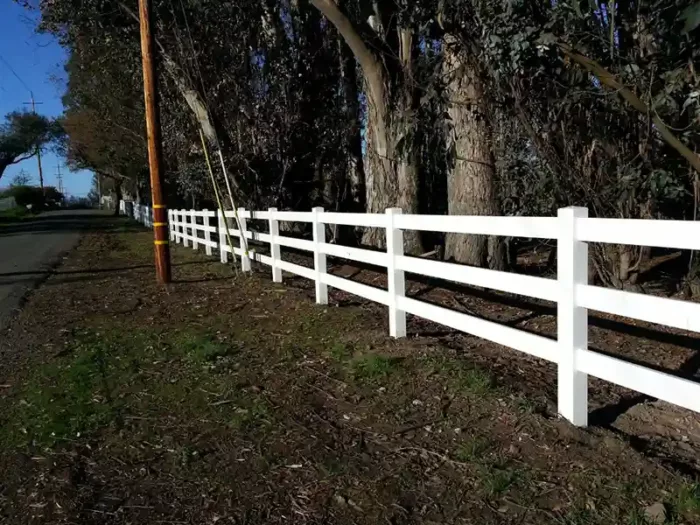 3 rail vinyl fence
