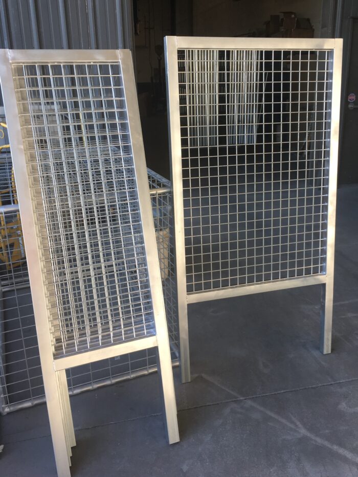 2X2 MESH PANELS WITH LEGS
